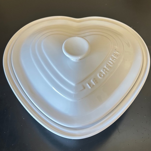 Le Creuset Ramekin D’ Amour Covered Heart Dish. White - Picture 1 of 12